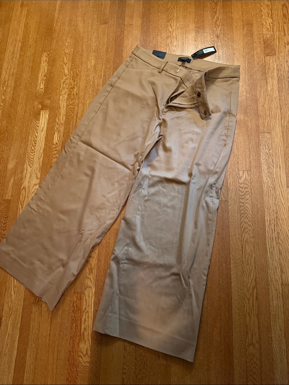 NWT. Banana Republic women’s Wide-Leg Chino Pants in Khaki. Size 16